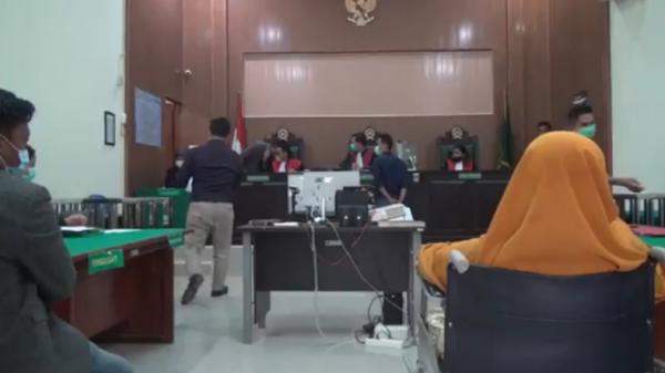 Ibu digugat Suasana pengadilan kasus gugatan yang dilayangkan kedua anak kepada ibu kandung di Banyuasin (Muhammad Riza/iNews)