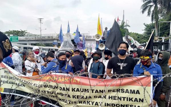 Massa pendemo RUU Cipta Kerja (Foto: Sindo/Rico Afrido)