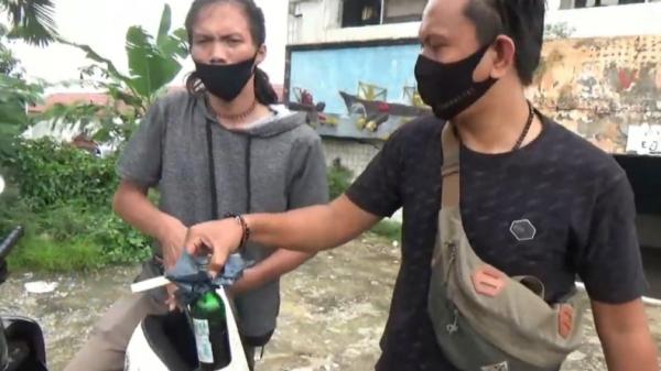 Air keras-2 Barang bukti botol beirsi air keras yang disita dari pelaku Jimi (Firdaus/iNews)