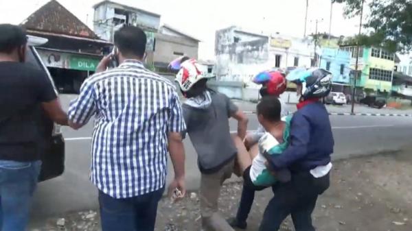 Polisi tangkap pelaku Pelaku Jimi yang menyimpan air keras di motor (Firdaus/iNews)