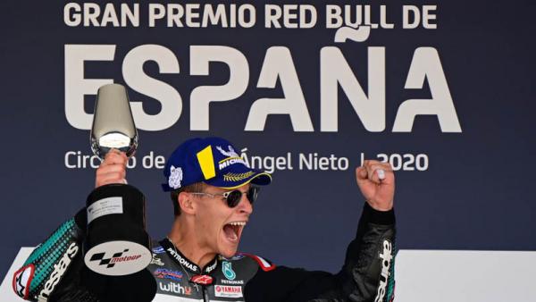 Pembalap Petronas SRT Yamaha Fabio Quartararo merayakan sukses menjadi juara MotoGP Spanyol di Sirkuit Jerez, Minggu (19/7/2020) malam WIB. (Foto: AFP)