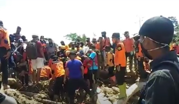 19- luwu utara Tim SAR gabungan mengevakuasi satu korban banjir bandang di Luwu Utara. (Foto: iNews/Nasruddin Rubak)