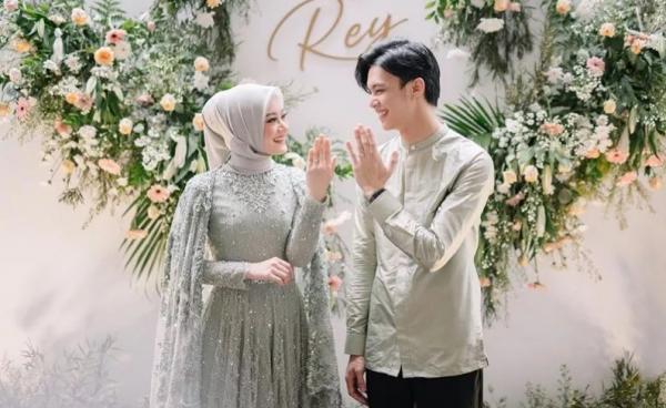 Pasangan Rey Mbayang dan Dinda Hauw dalam fashion kasual.