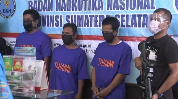 BNNP Sumsel-1 Tiga pengedar sabu dan ekstasi yang ditangkap BNNP Sumsel (Muhamamd David/iNews)