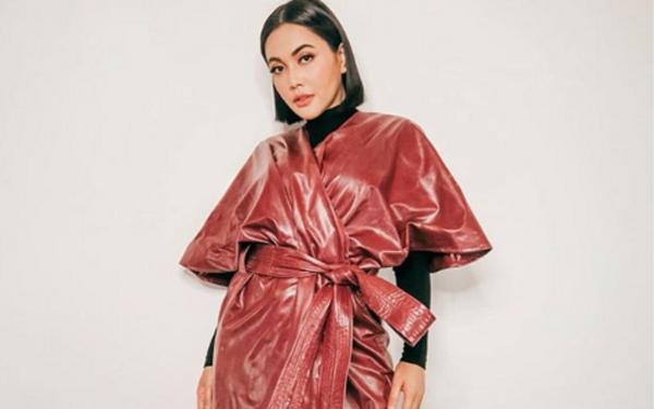 Denada IG Artis yang Ogah Pamer Wajah Anak di Media Sosial. (foto: Instagram)