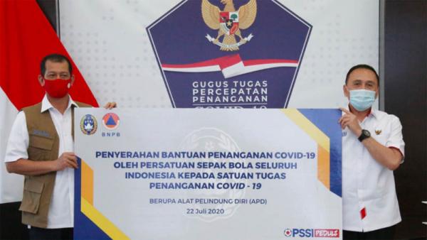 Ketua Umum PSSI Mochamad Iriawan (kanan) menyerahkan bantuan APD kepada Ketua Satgas Penanganan COVID-19 Doni Monardo di Media Center Satgas Penangan Covid-19, Jakarta, Rabu (22/7/2020). (Foto: BNPB)