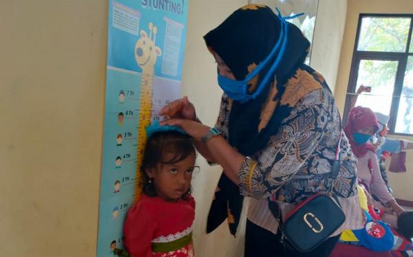 mnc peduli stunting 3 MNC Peduli menggelar pemeriksaan gizi anak di Desa Pantai Baik, Muara Gembong, Bekasi. (Foto: MNC Peduli)