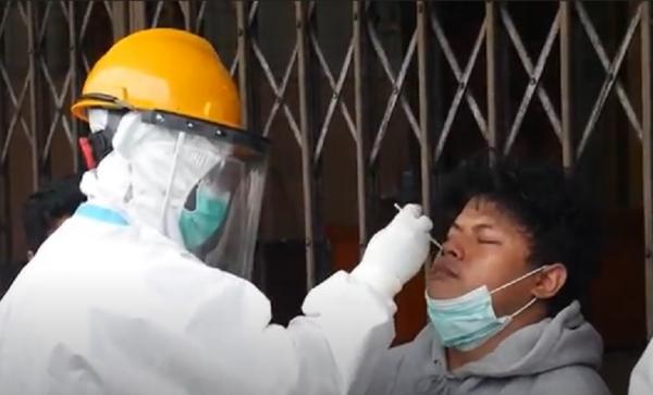 tes swab warkop pontianak Satgas Covid-19 Kalimantan Barat menggelar razia di warung kopi di Pontianak, Kamis (23/7/2020). Pengunjung yang tak memakai masker langsung menjalani tes swab. (iNews.id/Uun Yuniar)