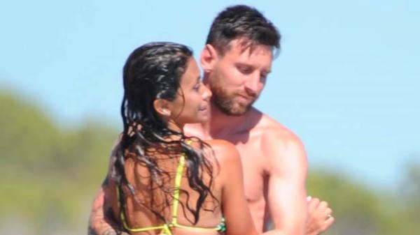 Lionel Messi memeluk istrinya, Antonela Roccuzzo, di pulau Ibiza menggunakan kapal pesiar mewah, pekan ini. (Foto: The Sun)