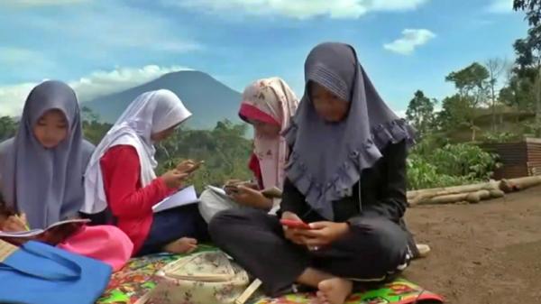 Pelajar pagaralam Pelajar di Pagaralam Sumsel harus lewat hutan dan naik bukit untuk dapat sinyal internet (Yuddy Faifman/iNews)