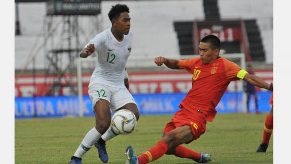 Braif Fatari Pemain Timnas Indonesia U-19 Braif Fatari (kiri) berusaha melewati pilar China Mohemaiti Naibuiang dalam uji coba di Stadion I Wayan Dipta, Gianyar, Bali, Minggu (20/10/2019). (Foto: ANTARA/Nyoman Budhiana)