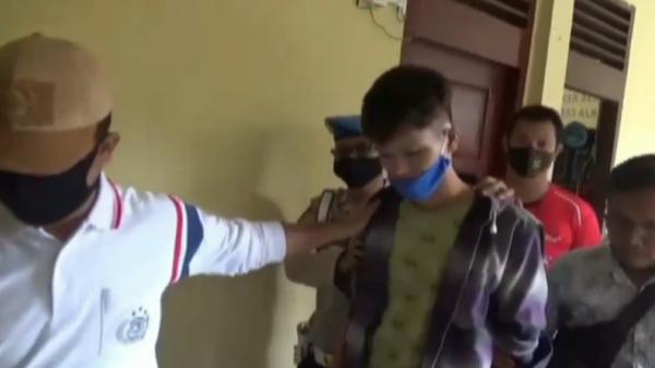 Pelaku pembunuhan Roby pelaku pembacokan terhadap tetangga akhirnya menyerahkan diri (Guntur/iNews)