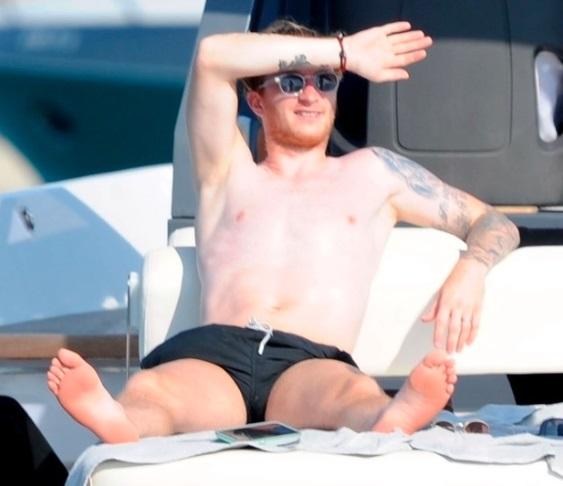 Reus Marco Reus santai menikmati sorotan matahari dari atas kapal pesiar. (Foto: The Sun)