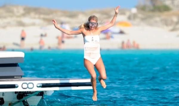 Scarlett Gartmann Istri Reus Istri Marco Reus, Scarlett Gartmann, menikmati liburannya di Spanyol. (Foto: The Sun)