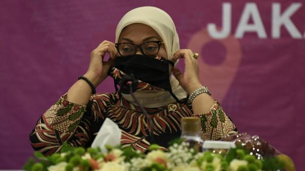 Menaker Ida Fauziyah saat menyerahkan bantuan  pembangunan gedung workshop peralatan pelatihan vokasi BLK Komunitas dan bantuan Program Perluasan Kesempatan Kerja. (FOTO : SINDOnews/Ahmad Antoni).