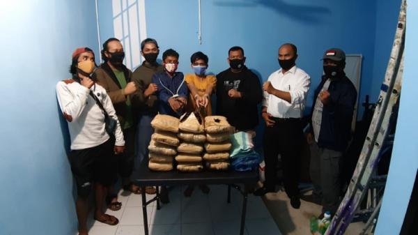 Pengedar ganja Polisi tangkap dua pengedar narkoba jenis ganja di Pariaman (Wahyu Sikumbang/iNews)