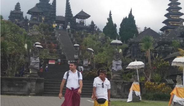 Pura Besakih Pura Besakih di Kabupaten Karangasem kembali dibuka setelah sempat ditutup akibat pandemi Covid-19. (Antara)