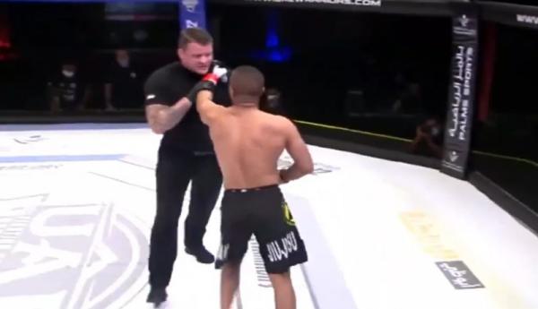 Petarung MMA Nyaris Jotos Wasit