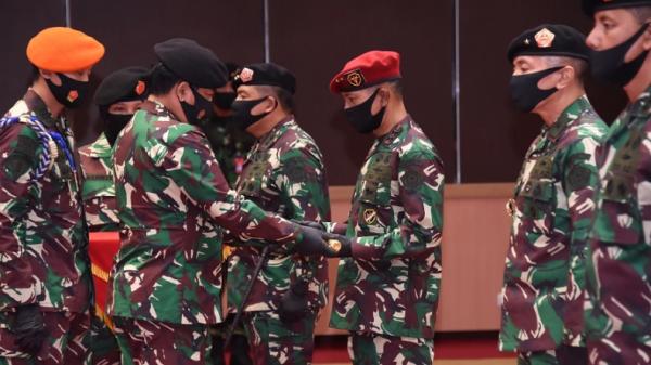 richard tampubolon tni Mayjen TNI Richard Tampubolon dilantik sebagai Dankoopsssus TNI oleh Panglima TNI Marsekal TNI Hadi Tjahjanto, Kamis (30/7/2020). (Foto: Puspen TNI).