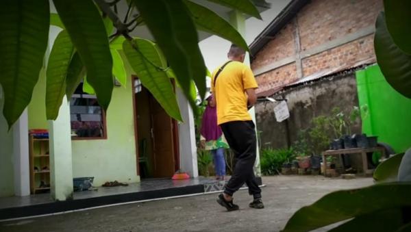 Tangkapan layar video prank bagi-bagi plastik daging hewan kurban yang ternyata berisi sampah oleh YouTuber dengan akun Edo Putra Official. (YouTube)