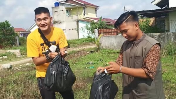 video prank Tangkapan layar video prank bagi-bagi daging hewan kurban yang ternyata berisi sampah oleh YouTuber dengan akun Edo Putra Official. (YouTube)