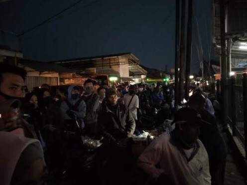 Antrean Penumpang KRL 2 Okez Antrean panjang penumpang KRL terjadi di Stasiun Bojonggede pada Senin (3/8/2020) pagi. (Foto: Okezone/Khafid Mardiyansyah)