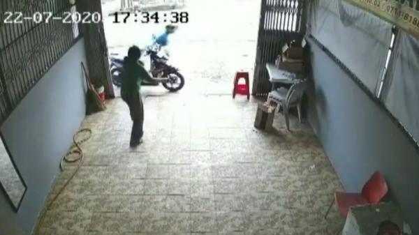ART Gagalkan curanmor-1 ART di Palembang, Sumsel terekam kamera CCTV gagalkan aksi pencurian sepeda motor (Firdaus/iNews)