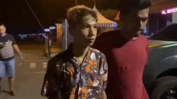 Pelaku pencurian sepeda dengan cara diangkat dari pagar (Budi Sunandar/iNews)
