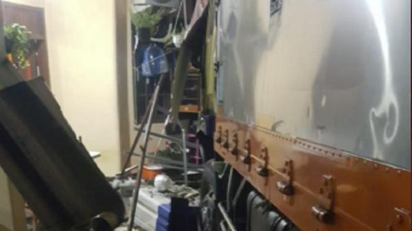 Kecelakaan Truk 2 Tmc Polda Truk fuso menyeruduk garasi rumah warga di RT 004 RW 005 Kebon Jeruk Jakarta Barat, Selasa (4/8/2020) dini hari. (Foto: TMC Polda Metro).
