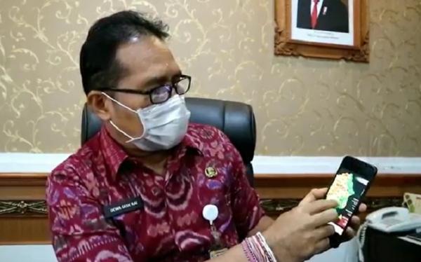 Juru Bicara Gugus Tugas Covid-19 Denpasar, Dewa Gede Rai menunjukkan peta penyebaran Covid-19 di Denpasar, Selasa (4/8/2020). (iNews.id/Bona Jaya)