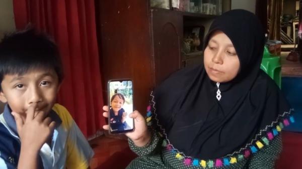 Korban tabrak lari-1 Orang tua dan kakak Davin, menunujukkan foto Davin, bocah tujuh tahun yang menjadi korban tabrak lari di Padang Panjang (Agung Sulistyo/iNews)