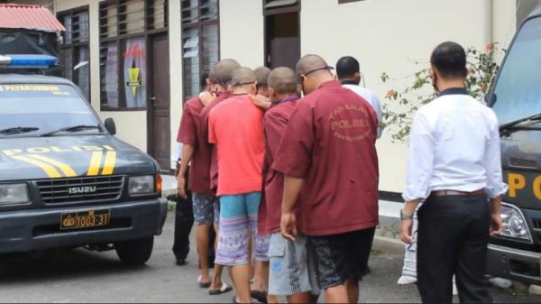 pelaku narkoba-2 Tujuh pelaku kejahatan narkoba yang ditangkap Polres Payakumbuh, Sumbar (Agung Sulistyo/iNews)