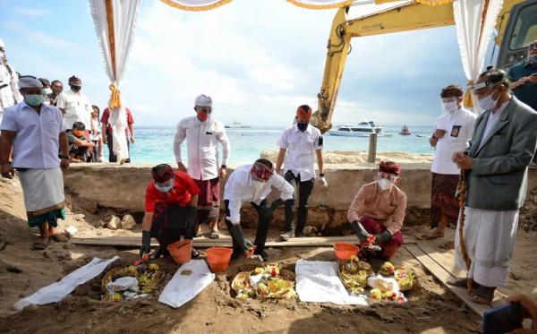 Menteri Perhubungan Budi Karya Sumadi saat meletakkan batu pertama pembangunan Pelabuhan Sampalan dan Bias Munjul di Klungkung, Bali, Senin (3/8/2020). (Foto: Biro Komunikasi dan Informasi Publik Kemenhub)