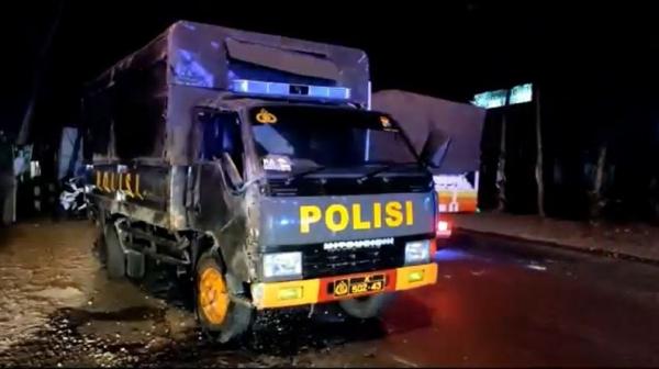 laka beruntun Truk polisi yang terlibat kecelakaan beruntun di Jember, Jatim. (Foro: iNews/Mukhtar Bagus)