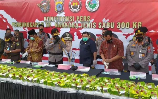 Narkoba Barang bukti narkoba jenis sabu-sabu 300 Kg dari jaringan narkoba asal Malaysia. Jumat (7/8/2020) (Foto iNews/Deny M Yunus)
