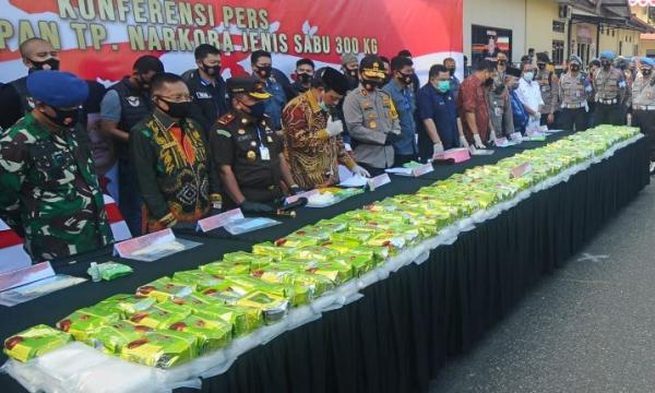 Narkoba2 Barang bukti narkoba jenis sabu-sabu 300 Kg dari jaringan narkoba asal Malaysia. Jumat (7/8/2020) (Foto iNews/Deny M Yunus)