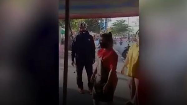 Waki Kota Padang dimaki Tangkapan layar Wali Kota Padang dimaki emak-emak PKL saat menegur berdagang di trotoar pantai (Istimewa)