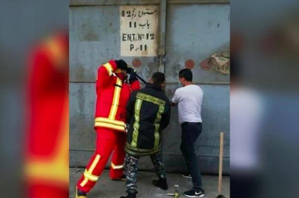 Ledakan Beirut Foto 3 orang petugas pemadam kebakaran yang tengah berusaha membuka pintu gudang berisi amonium nitrat sebelum ledakan dahsyat terjadi di Pelabuhan Beirut (foto: NYP)