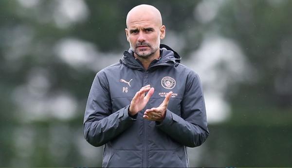 Bek kanan Manchester City Kyle Walker berdiskusi dengan Pelatih Pep Guardiola di sela-sela pertandingan musim ini. (Foto: Football Paradise)
