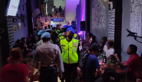 Suasana pemeriksaan identitas Suasana pemeriksaan identitas di salah satu tempat makan oleh Tim Razia Cipta Kondisi, Sabtu (8/8/2020) (Foto : Istimewa)