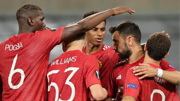 Para pemain Manchester United merayakan gol penalti Bruno Fernandes (kedua kanan) saat menghadapi FC Copenhagen pada perempat final Liga Europa di Rhein Energie Stadion, Koln, Jerman, Selasa (11/8/2020) dini hari WIB. (Foto: AFP))