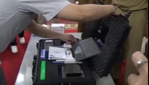 PCR Alat PCR Portable milik Pemprov Jabar sebesar koper untuk tes swab. (Foto iNews/Beben HVA).