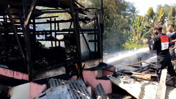 Kebakaran tujuh kios di Padang Pariaman (Eka Guspriadi/iNews)