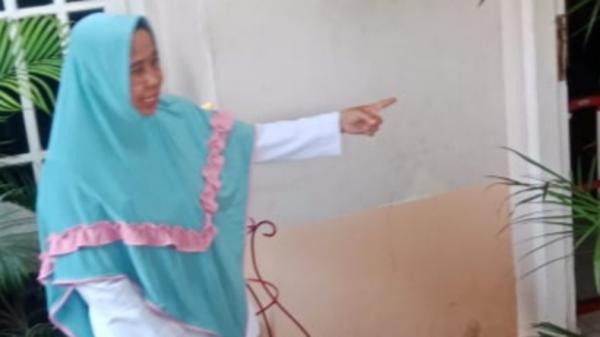 Korban pencurian Yuni, guru yang menjadi korban pencurian di rumahnya. Dia kehilangan uang Rp10 juta (Berrie Brima/iNews)