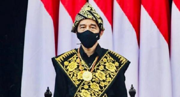 Presiden Joko Widodo menggunakan baju adat Presiden Joko Widodo menggunakan baju adat Sabu (Foto: Dok MPR)