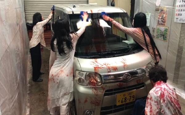 Rumah hantu Jepang Setelah keluar dari rumah hantu, bercak darah di mobil pengunjung akan dibersihkan oleh para hantu (foto: CNN)