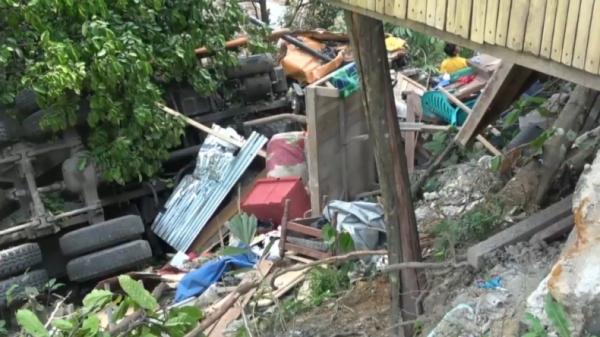 Kecelakaan truk di Padang, truk masuk jurang usai tabrak warung (Budi Sunandar/iNews)