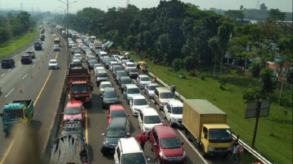 Macet Jalur Puncak Haryudi Sindo Jalur Puncak, Bogor, Jawa Barat macet parah sejak Minggu petang hingga Senin (17/8/2020) dini hari. (Foto: Sindo/Haryudi)
