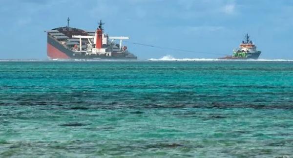 Kapal Tanker Jepang 2 Badan kapal tanker Jepang yang karam di perairan dangkal Mauritius tengah ditarik ke tengah laut oleh kapal tunda. (foto: AFP)