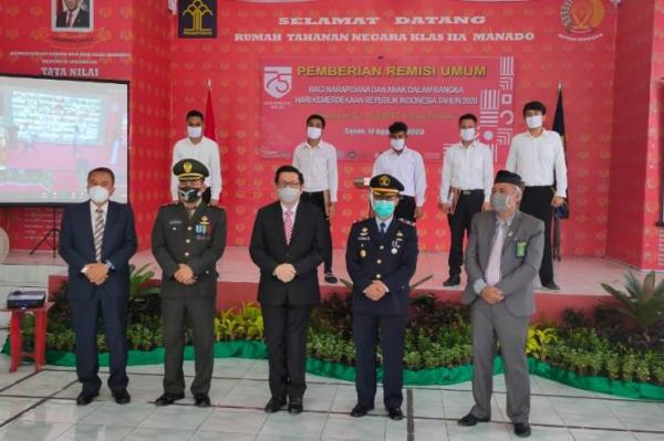 Foto bersama Forkopimda Kota Manado Foto bersama Forkopimda Kota Manado saat menghadiri pemberian remisi di rutan kelas IIa manado, Senin (17/8/2020) (Foto : iNews.id/Arther)